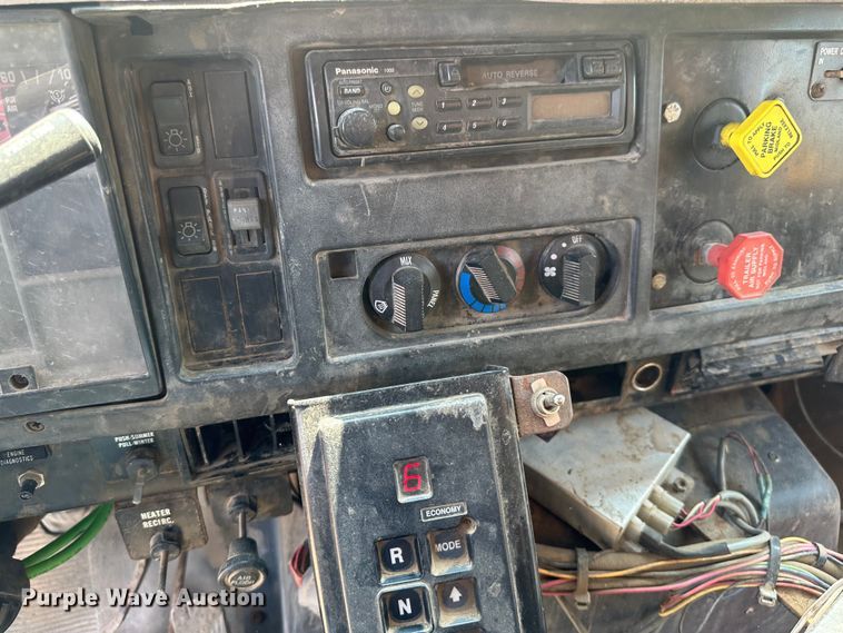 image for item EB2609 1999 International 4900 dump truck