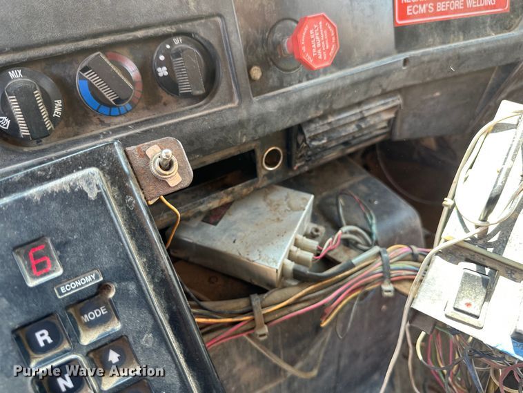 image for item EB2609 1999 International 4900 dump truck