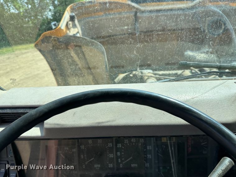 image for item EB2609 1999 International 4900 dump truck