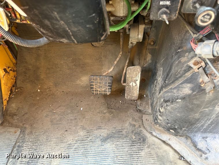 image for item EB2609 1999 International 4900 dump truck