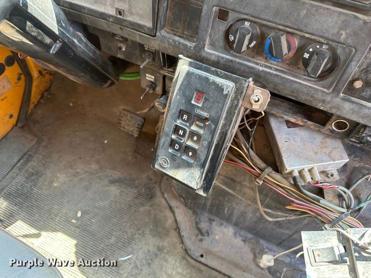 image for item EB2609 1999 International 4900 dump truck