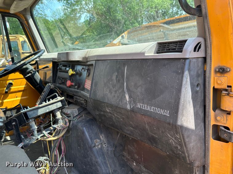 image for item EB2609 1999 International 4900 dump truck