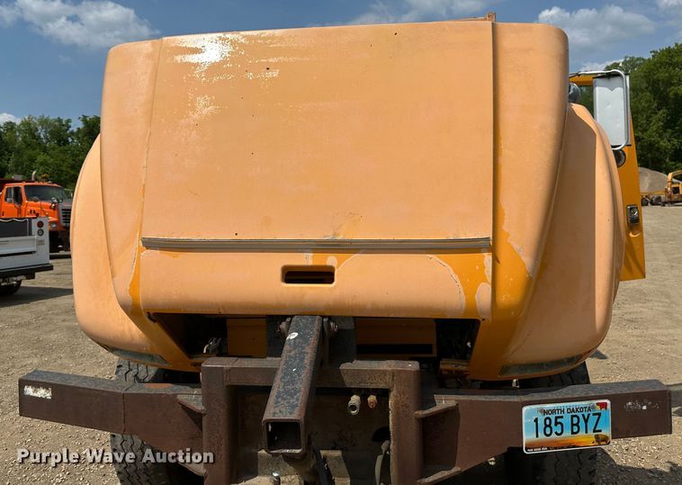 image for item EB2609 1999 International 4900 dump truck