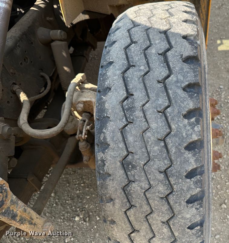 image for item EB2609 1999 International 4900 dump truck