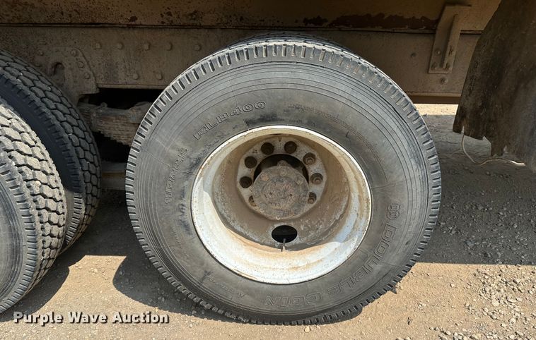 image for item EB2609 1999 International 4900 dump truck