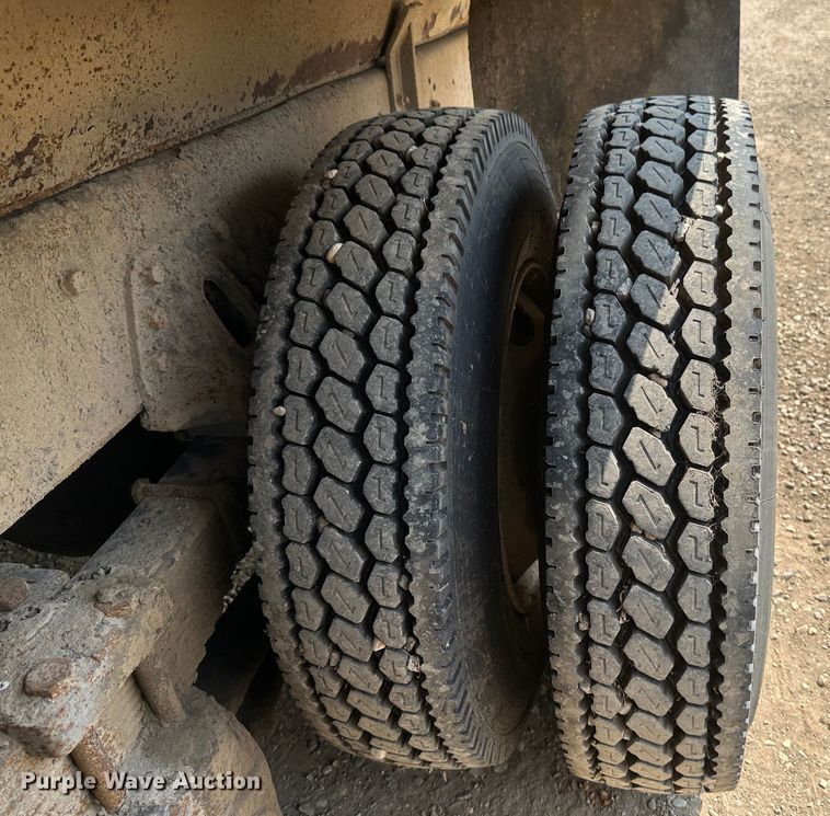 image for item EB2609 1999 International 4900 dump truck