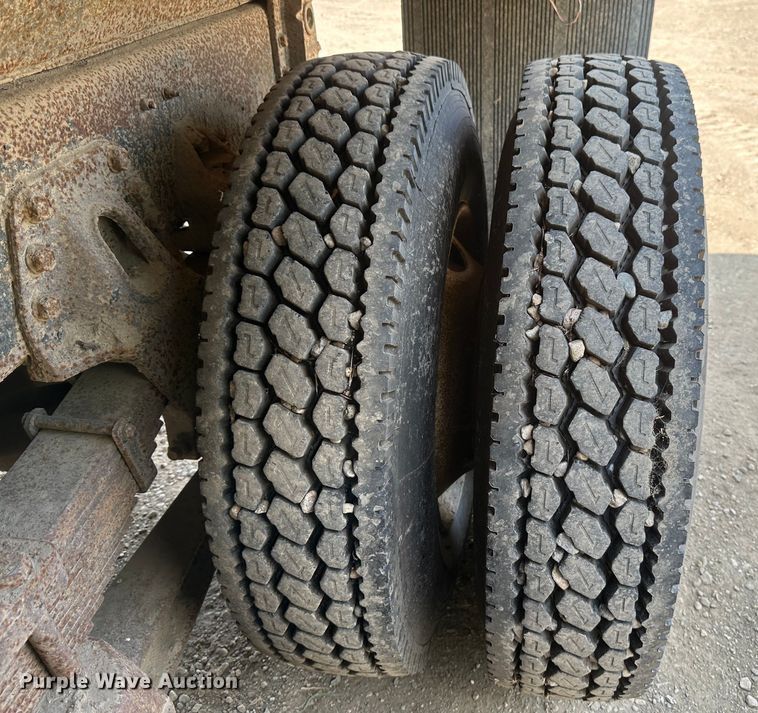 image for item EB2609 1999 International 4900 dump truck