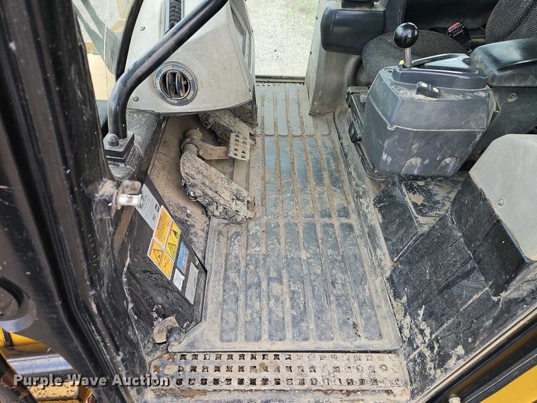 image for item EB8097 2016 Caterpillar 953D track loader