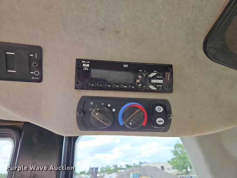 image for item EB8097 2016 Caterpillar 953D track loader