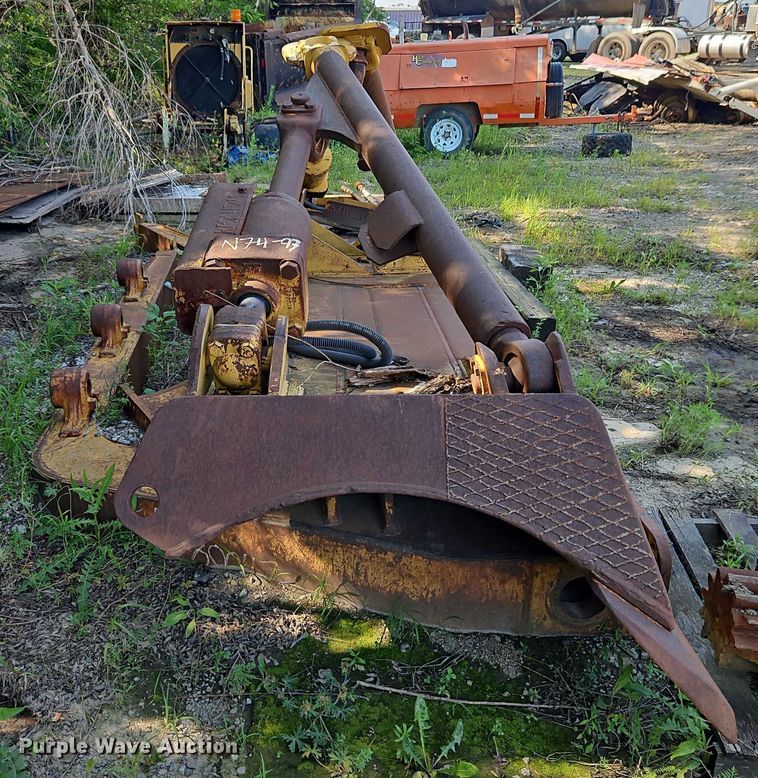 image for item EB8118 Caterpillar D8 dozer blade