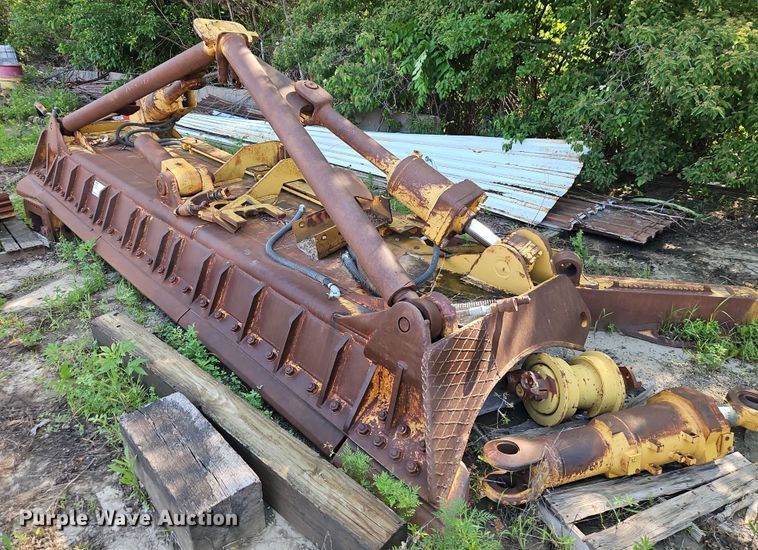 image for item EB8118 Caterpillar D8 dozer blade