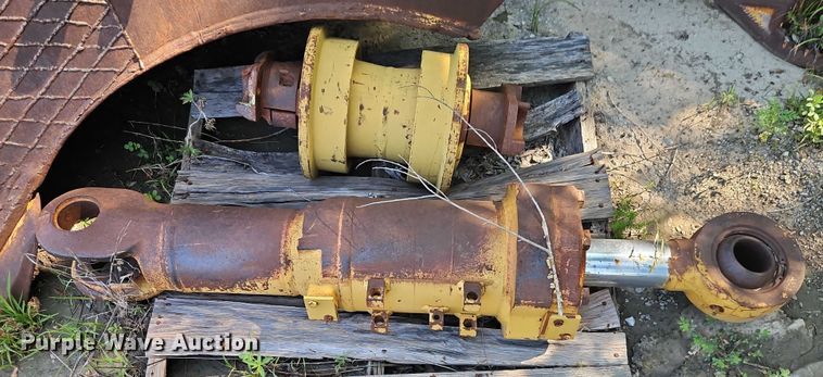 image for item EB8118 Caterpillar D8 dozer blade