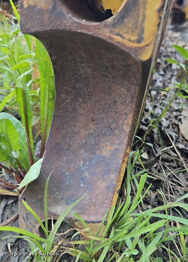 image for item EB8118 Caterpillar D8 dozer blade