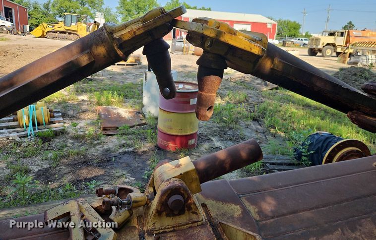 image for item EB8118 Caterpillar D8 dozer blade