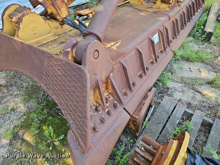 image for item EB8118 Caterpillar D8 dozer blade
