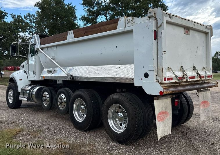 image for item ED5668 2020 Peterbilt 348 dump truck