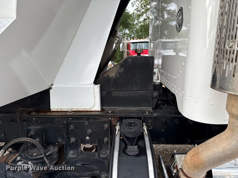 image for item ED5668 2020 Peterbilt 348 dump truck