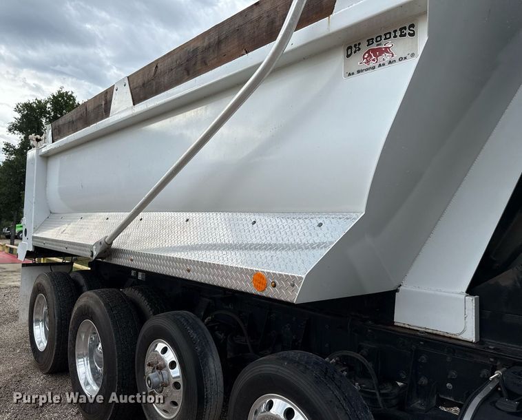 image for item ED5668 2020 Peterbilt 348 dump truck