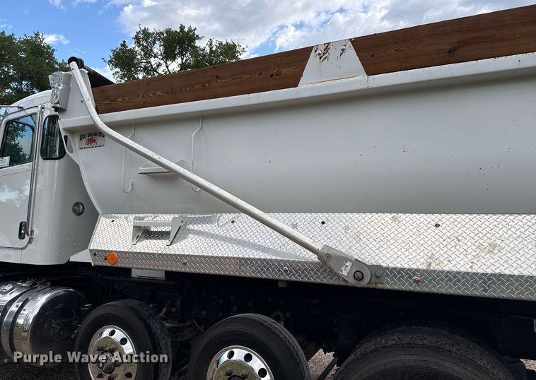 image for item ED5668 2020 Peterbilt 348 dump truck