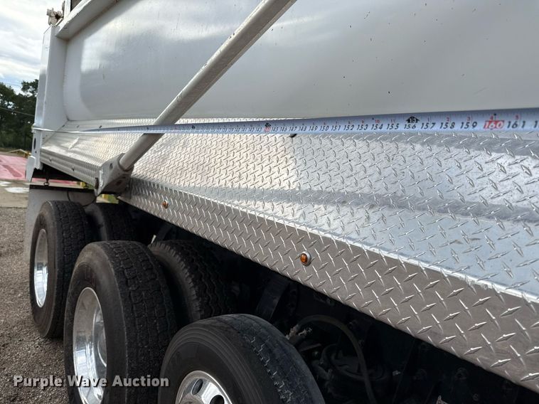 image for item ED5668 2020 Peterbilt 348 dump truck