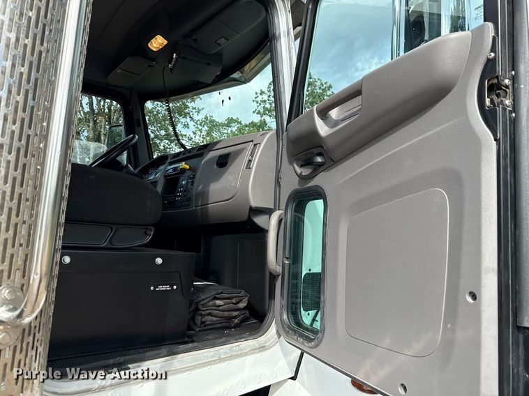 image for item ED5668 2020 Peterbilt 348 dump truck