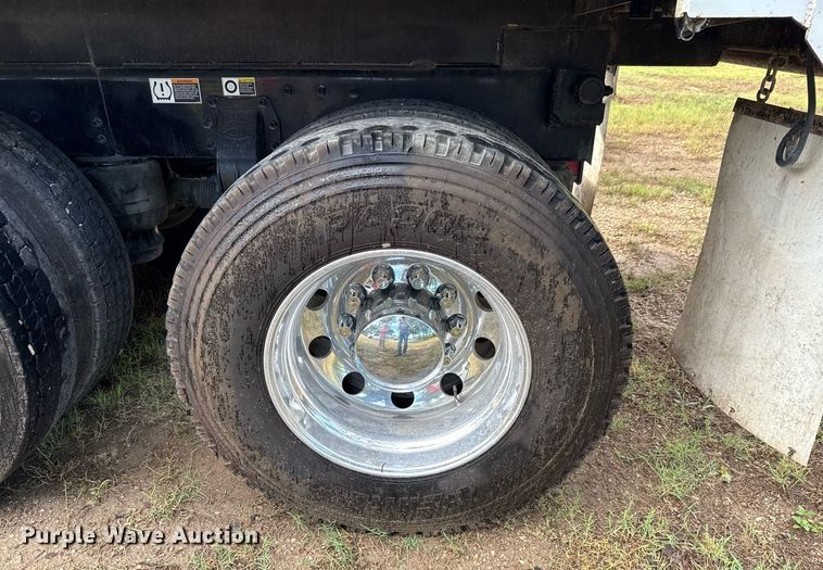 image for item ED5668 2020 Peterbilt 348 dump truck