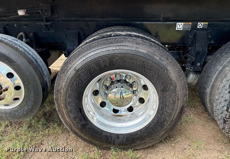 image for item ED5668 2020 Peterbilt 348 dump truck