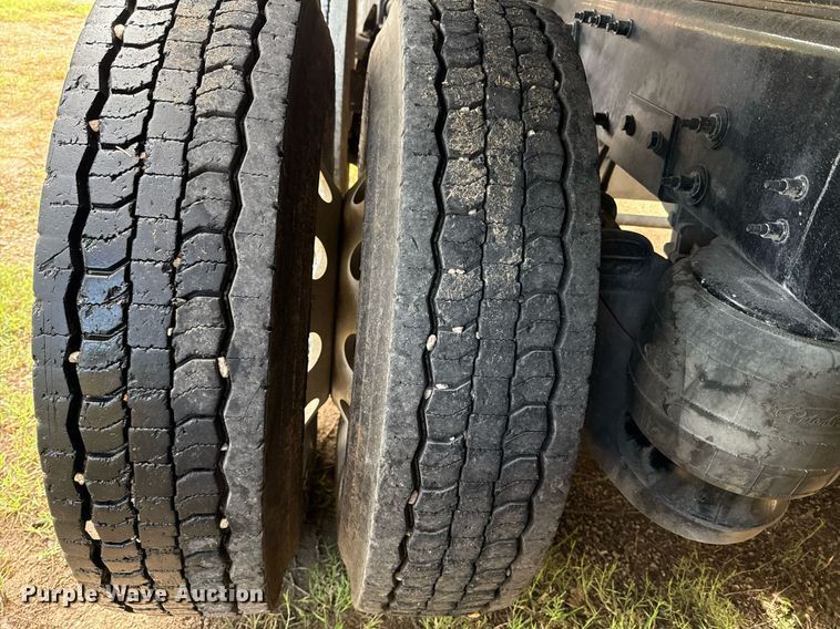 image for item ED5668 2020 Peterbilt 348 dump truck