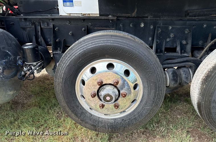 image for item ED5668 2020 Peterbilt 348 dump truck