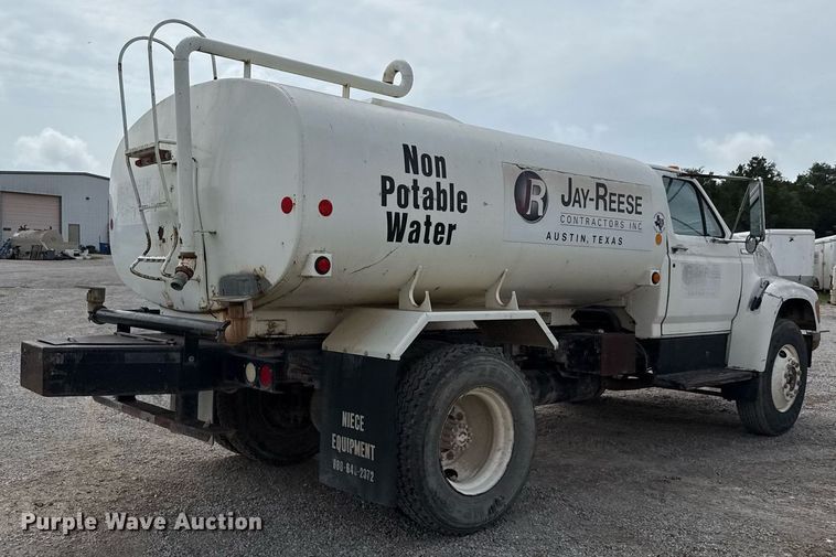 image for item ED5691 1996 Ford F800 water truck