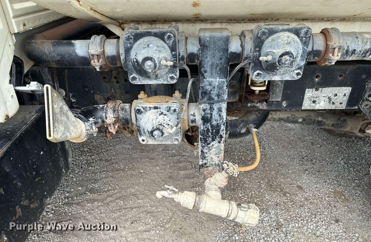 image for item ED5691 1996 Ford F800 water truck