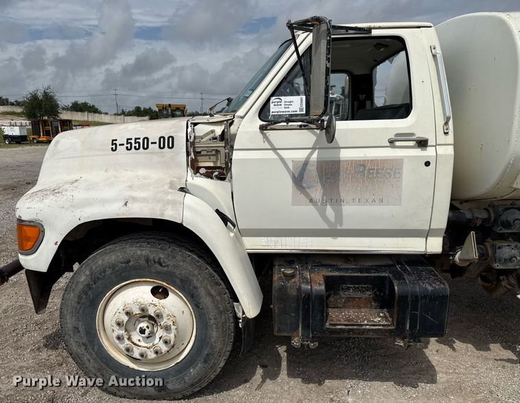image for item ED5691 1996 Ford F800 water truck