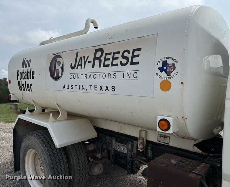 image for item ED5691 1996 Ford F800 water truck