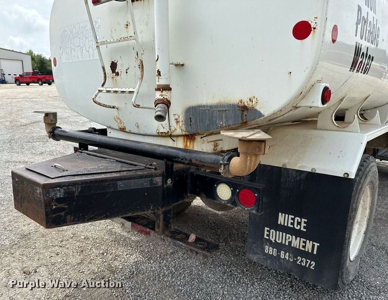 image for item ED5691 1996 Ford F800 water truck