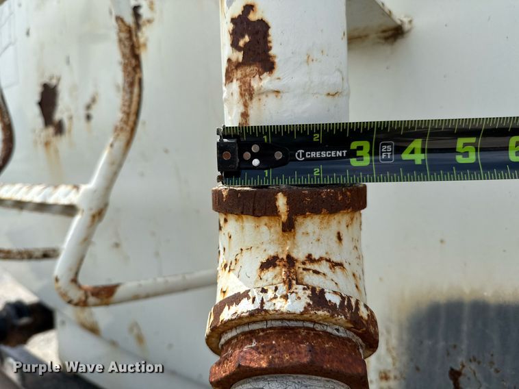 image for item ED5691 1996 Ford F800 water truck