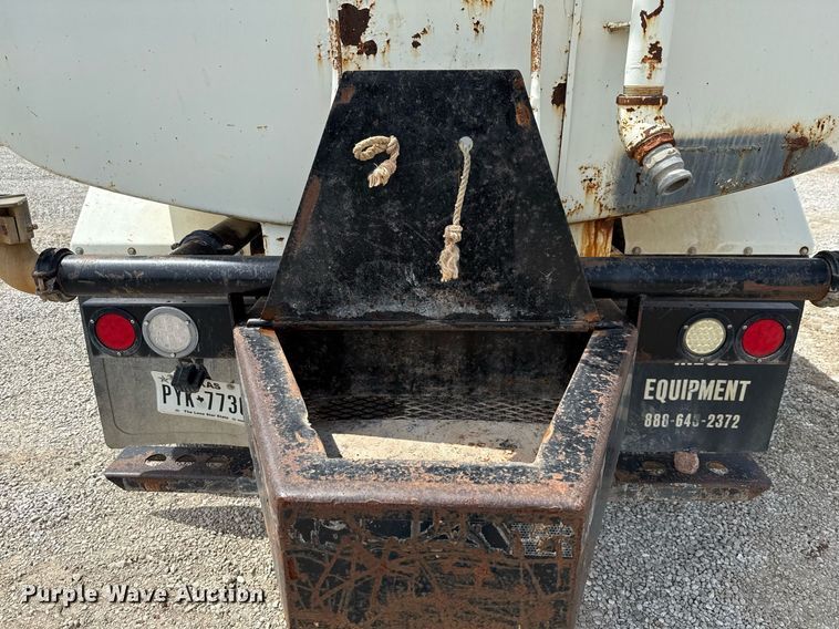 image for item ED5691 1996 Ford F800 water truck