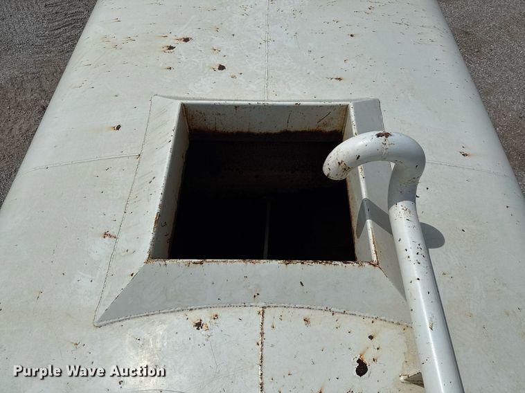 image for item ED5691 1996 Ford F800 water truck