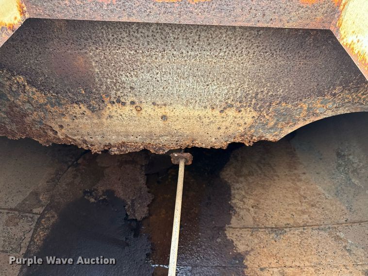 image for item ED5691 1996 Ford F800 water truck