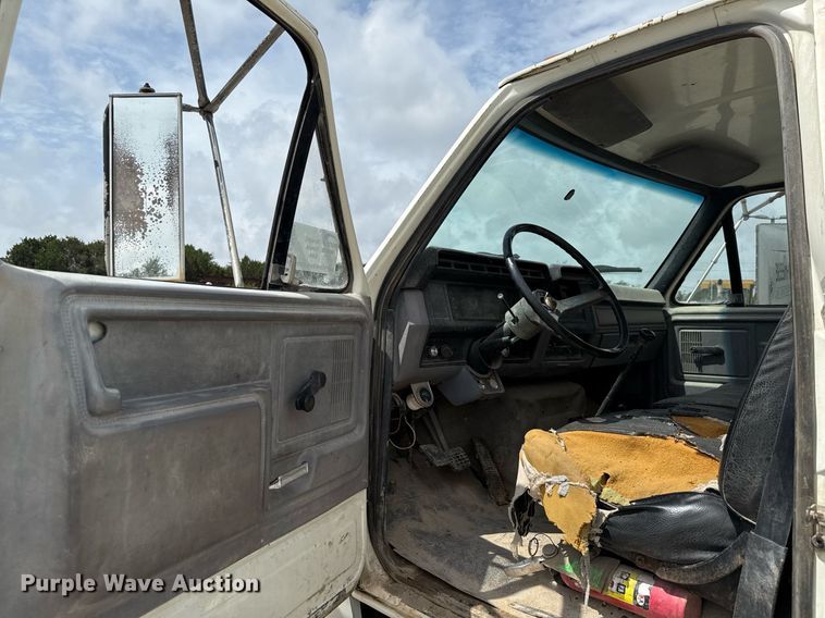 image for item ED5691 1996 Ford F800 water truck