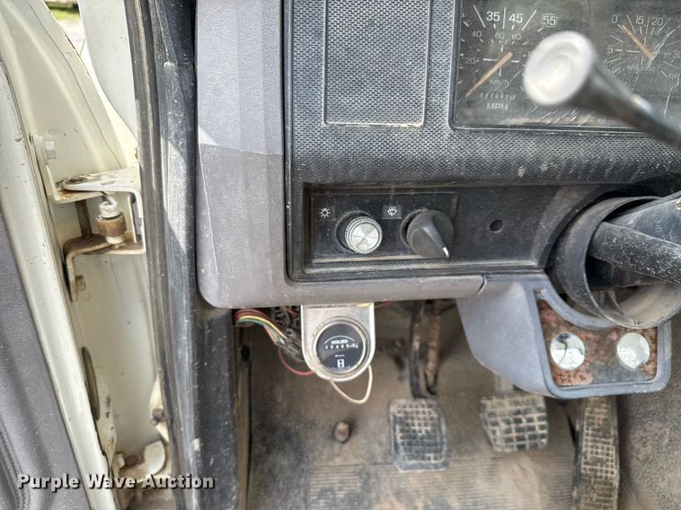 image for item ED5691 1996 Ford F800 water truck