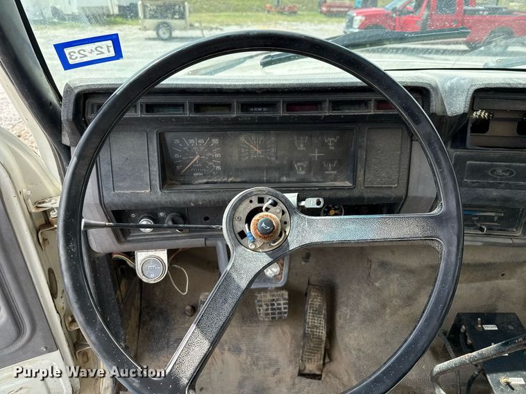 image for item ED5691 1996 Ford F800 water truck