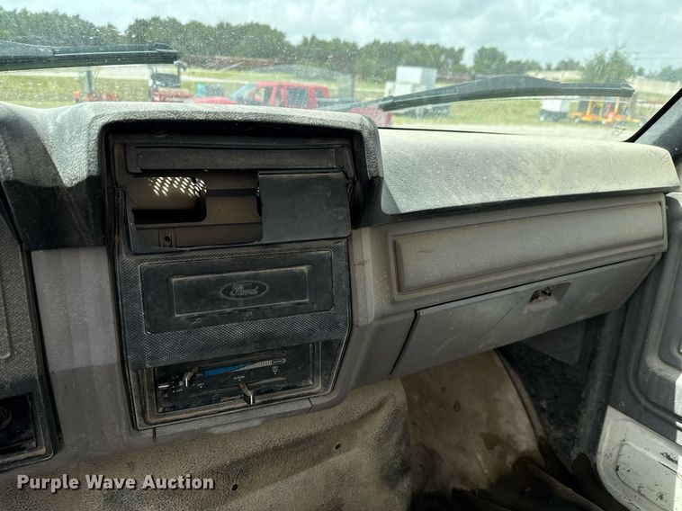 image for item ED5691 1996 Ford F800 water truck