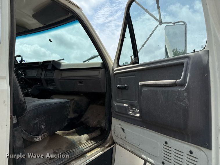 image for item ED5691 1996 Ford F800 water truck