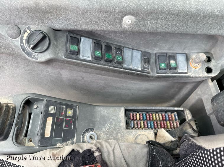 image for item ED5693 2003 Volvo EC 460 BLC excavator