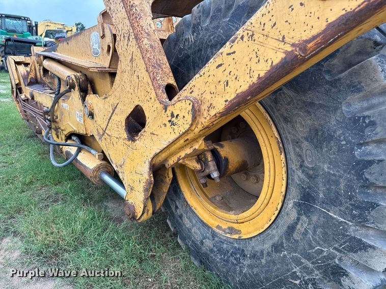 image for item ED5709 2012 John Deere 2112C scraper