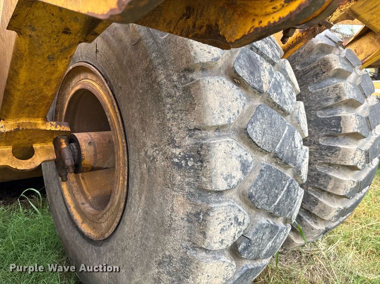 image for item ED5709 2012 John Deere 2112C scraper