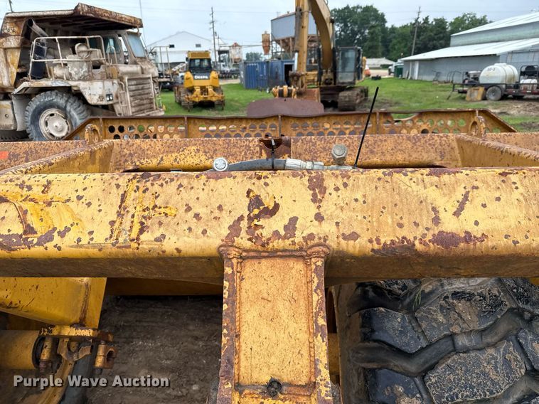 image for item ED5710 John Deere 2112C scraper