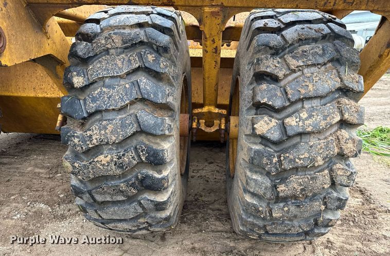 image for item ED5710 John Deere 2112C scraper