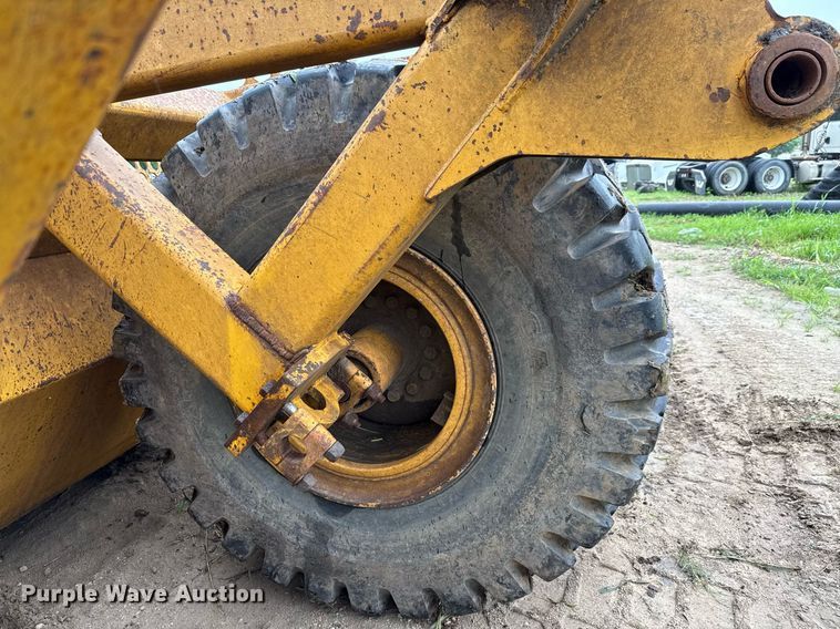 image for item ED5710 John Deere 2112C scraper