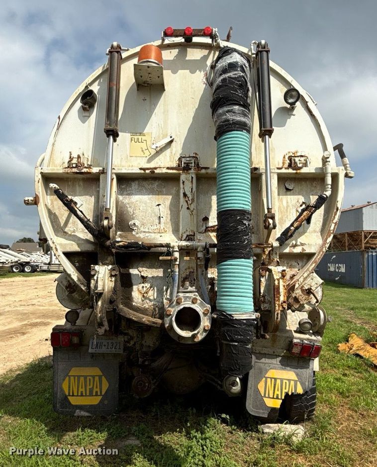 image for item ED5712 2006 Sterling L9500 vacuum truck